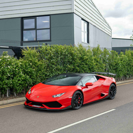Lamborghini Huracan carbon kit installed on car